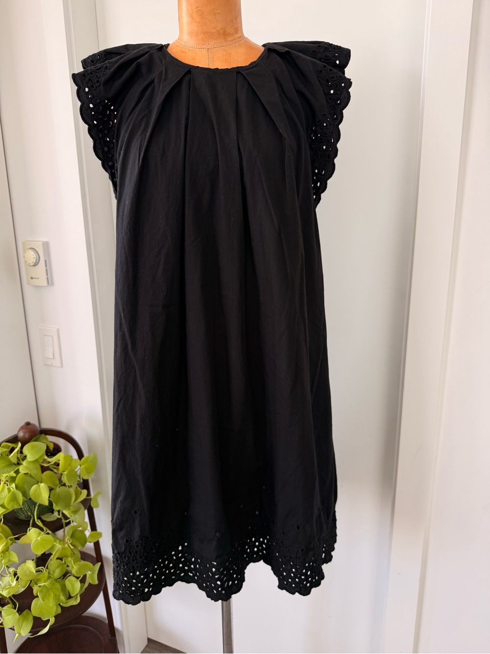 Aritzia Wilfred Eyelet Midi Dress Medium Black Pockets Cotton Pleated size M